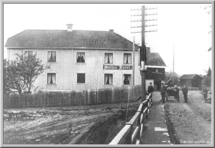 Sandvika. Walles hotel. Høyvekten i skuret i bakgrunnen