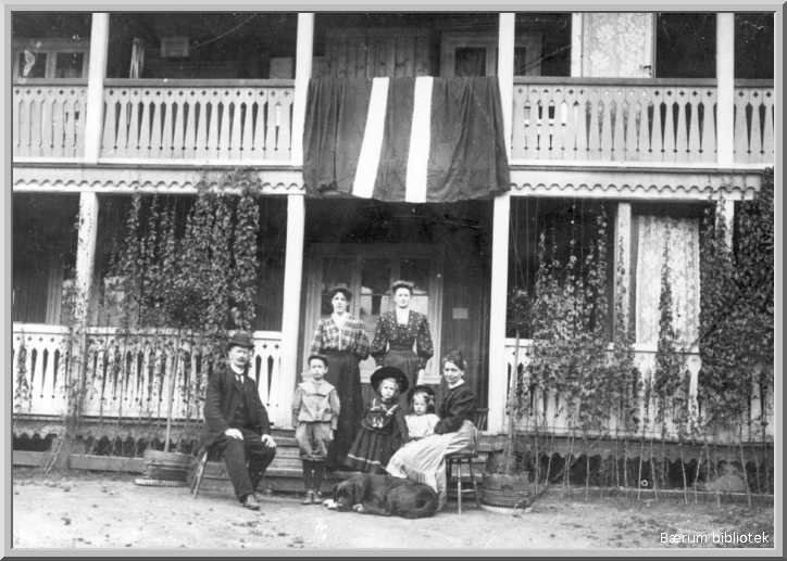 Sandvika. Walles hotel. Familien Luytkis foran haveinngangen.