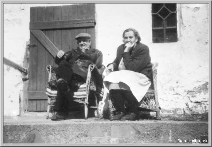 Kronglerud.  Jørgen og Anette Wien på trappen utenfor huset.